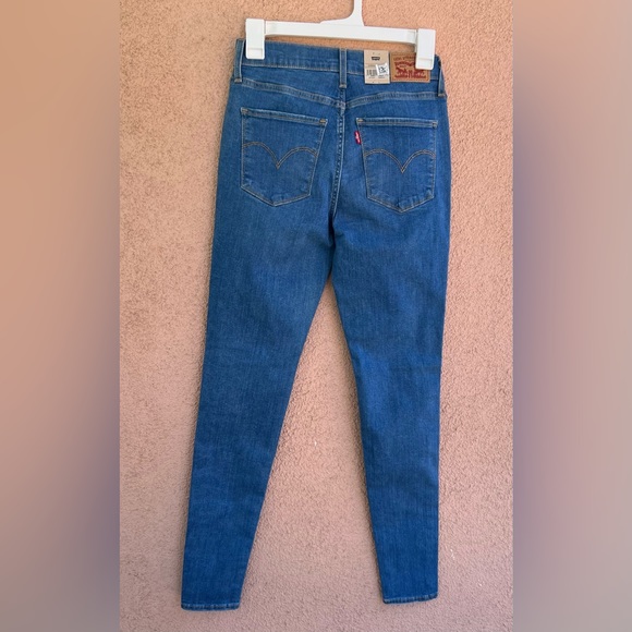 Levi's Women's 720 High Rise Super Skinny Jeans Blue Size W26-L30 NWT - Picture 2 of 6